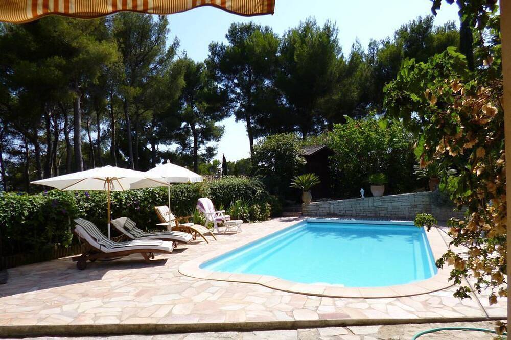 Geheel appartement, Garden-level studio with pool facing the Giens peninsula, close to beaches in Carqueiranne, Toulon regio