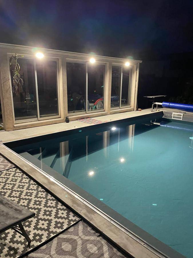 Gîte pour 2 personnes, avec vue ainsi que piscine et jardin dans Yves
