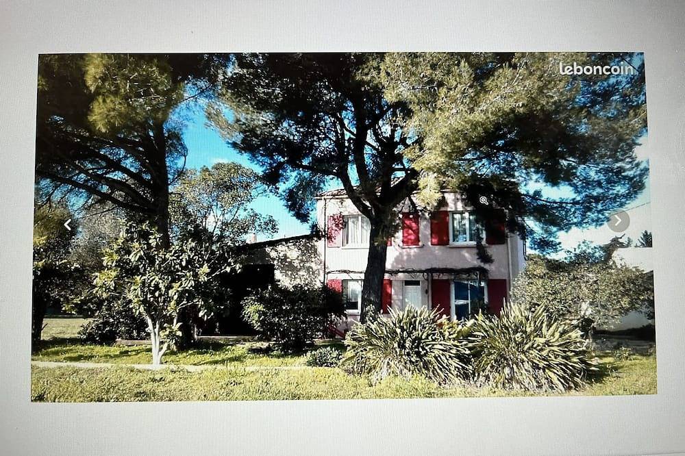 Quiet country house on large agricultural property in La Crau, Toulon region