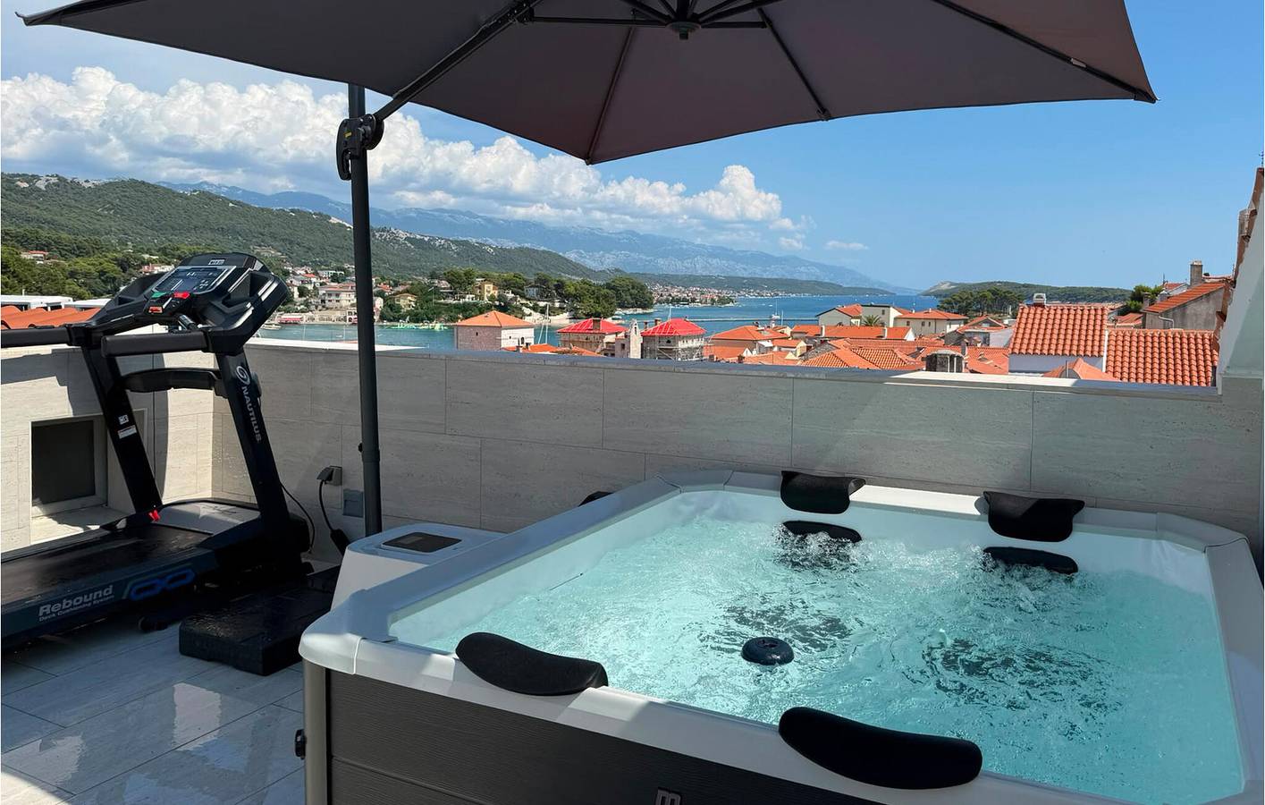 Spacious 2-Bedroom Apartment with Terrace, Wi-Fi, and Close Beach Access in Gradsko Kupaliste (Rab town), Rab town
