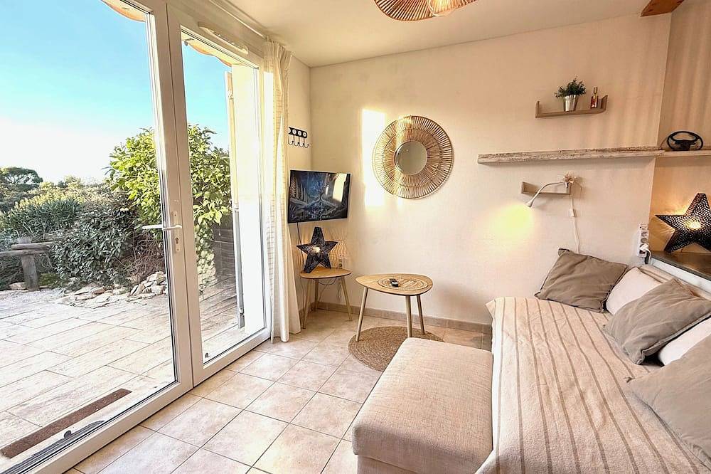 Maison avec terrasse vue sur la forêt, idéale pour loisirs et piscine chauffée in Calvisson, Côte méditerranéenne (France)