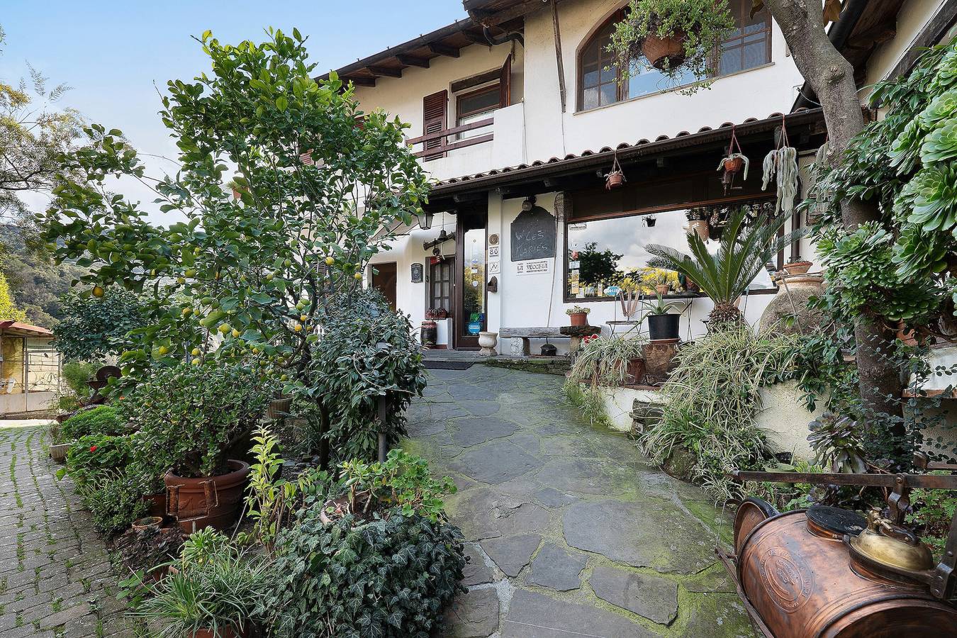 Camera 'Rosa' con Vista Montagna, Wi-Fi e Aria Condizionata in Dolceacqua, Alpi Liguri