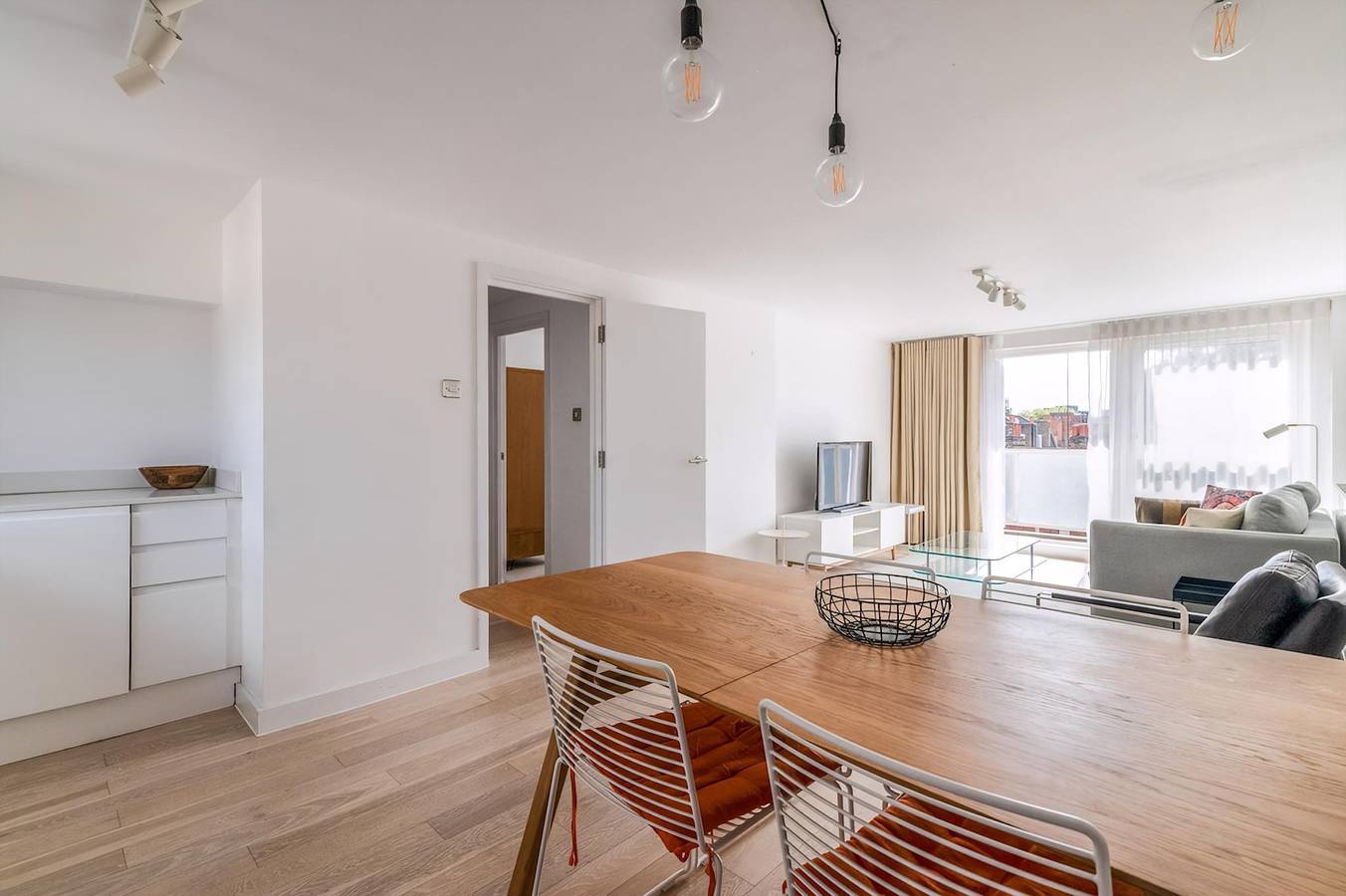 Ganze Wohnung, 2-Bed, 2-Bath with Balcony and City Views in London, Südostengland