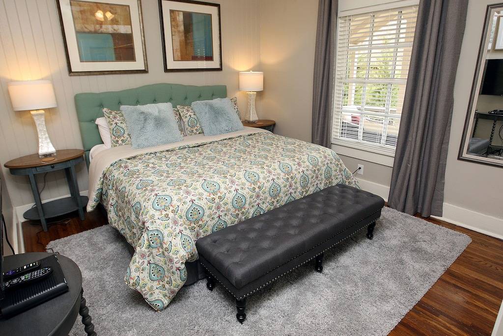 Red Door Cottage Gemütlich mit neuen Renovierungsarbeiten an diesem Midtown Charmer in Memphis, Tennessee