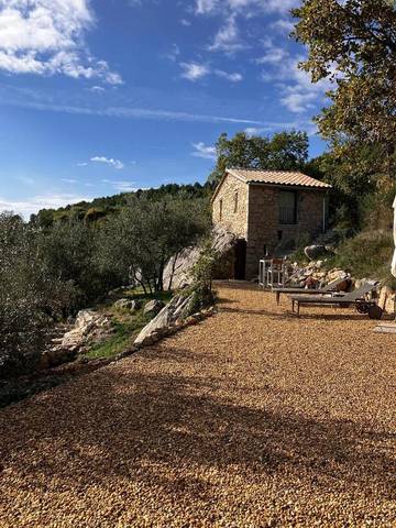 Gîte pour 2 personnes, avec vue ainsi que jardin et piscine, animaux acceptés à Buis-les-Baronnies
