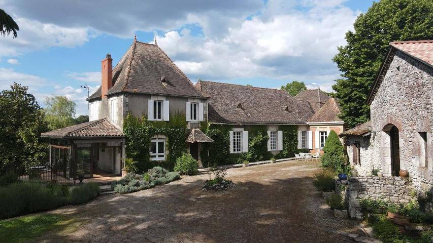 Location de vacances pour 9 personnes, avec vue ainsi que terrasse et piscine à Pomport - 3