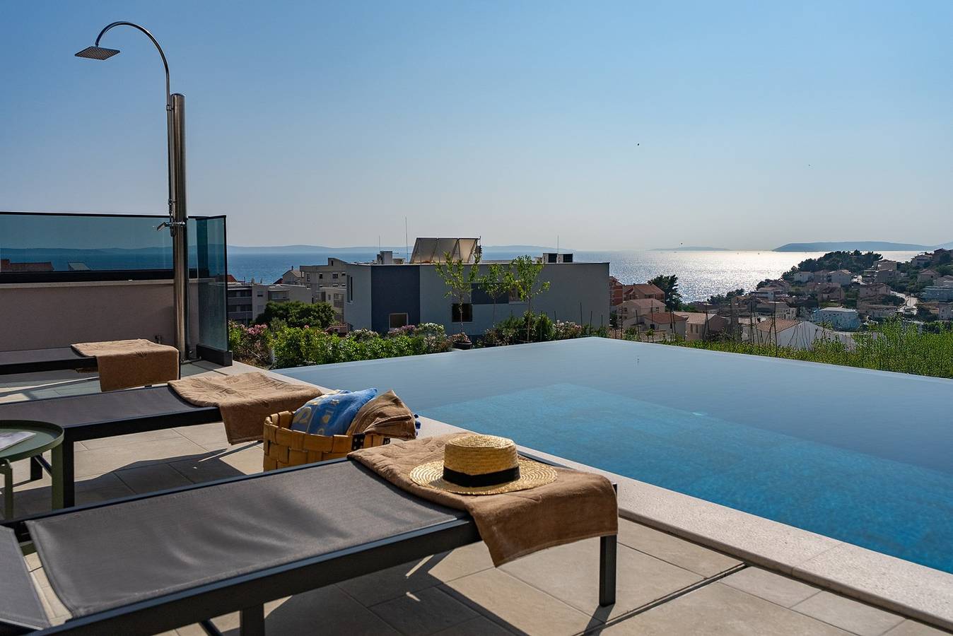 Villa Pavuza – Luxury 4-Bedroom Seaview Villa with Infinity Pool in Podstrana, Near Split in Grljevac (Podstrana), Podstrana