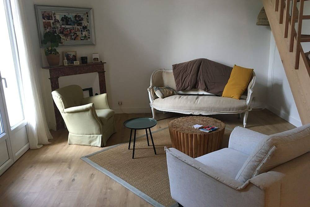 Family vacation home, shops and pool within walking distance in Audenge, Arcachon region