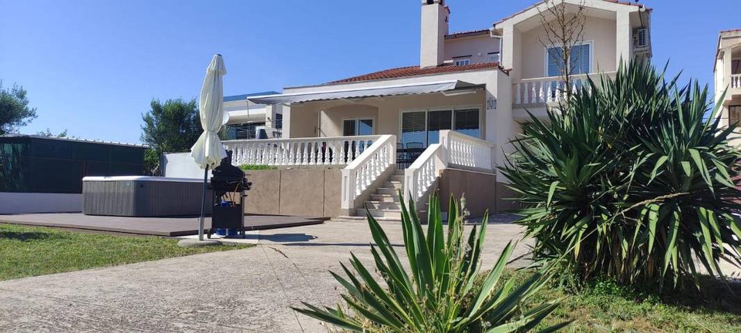Villa pour 10 personnes, avec balcon et jacuzzi à Tribunj