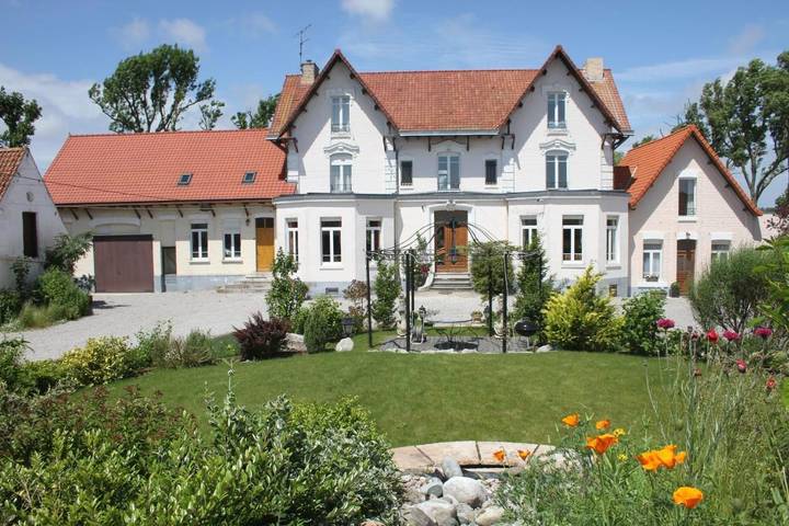 Location de vacances pour 10 personnes, avec Terrasse et Jacuzzi ainsi que Jardin et Piscine à Les Attaques