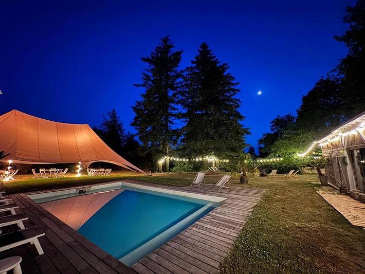 Location de vacances pour 20 personnes, avec Jacuzzi et Terrasse ainsi que Jardin et Piscine à Treuzy-Levelay