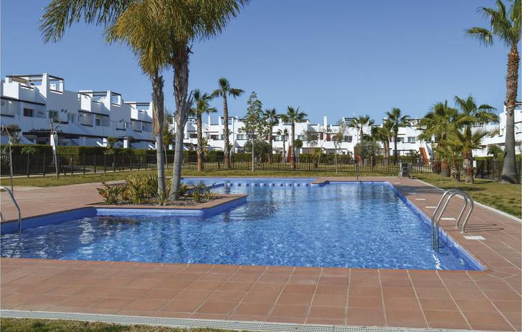 Apartamento vacacional entero, Apartamento con terraza junto a la piscina cerca del centro de la ciudad in Condado de Alhama, Alhama de Murcia