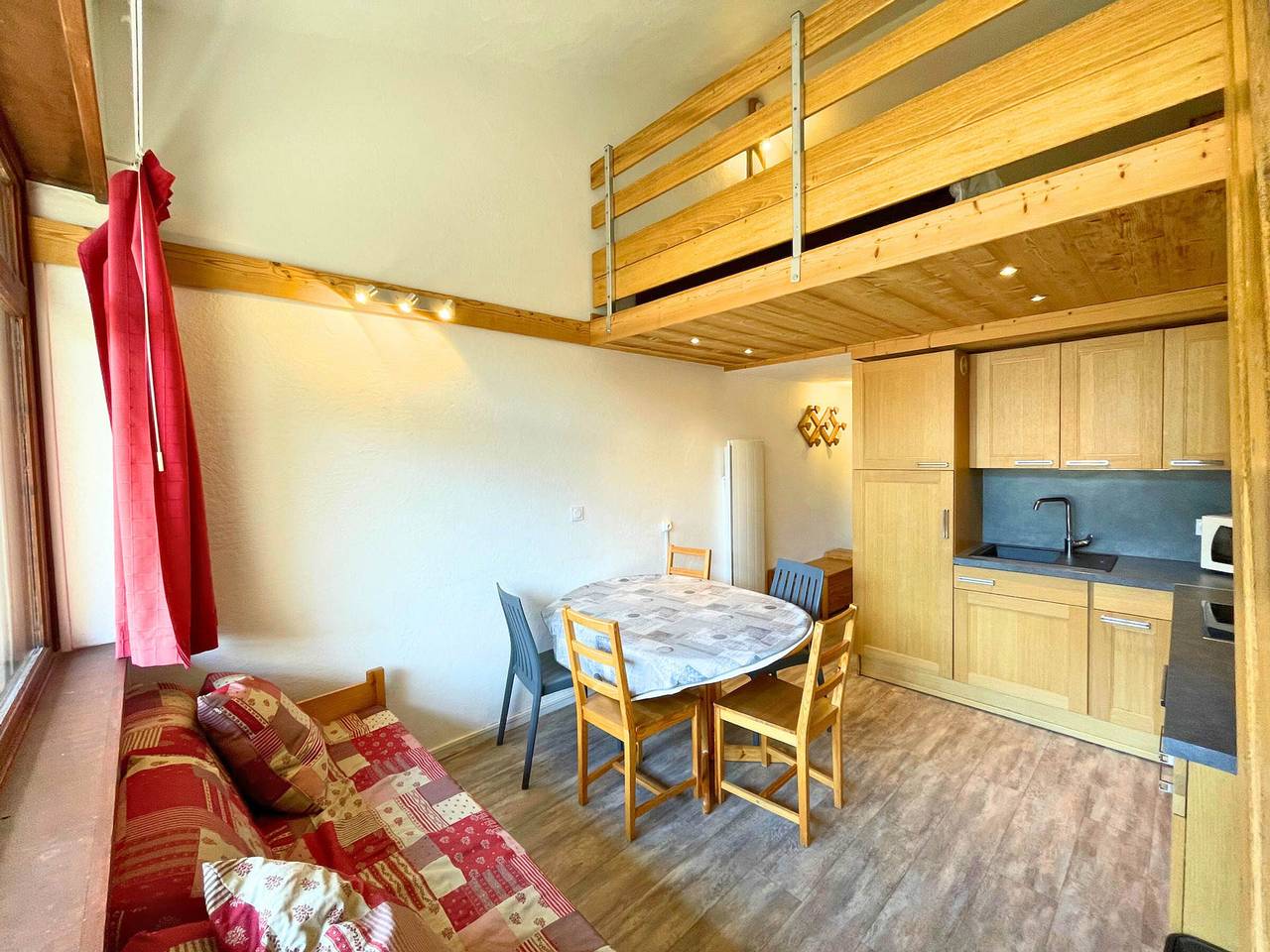 Appartement entier, Appartement cosy à 50m des pistes, 2 pièces pour 6 personnes, balcon et services disponibles in Les Menuires, Saint-Martin-de-Belleville