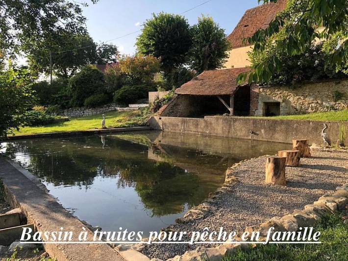 Location de vacances pour 6 personnes, avec vue ainsi que jardin et piscine, adapté aux familles à Ceton