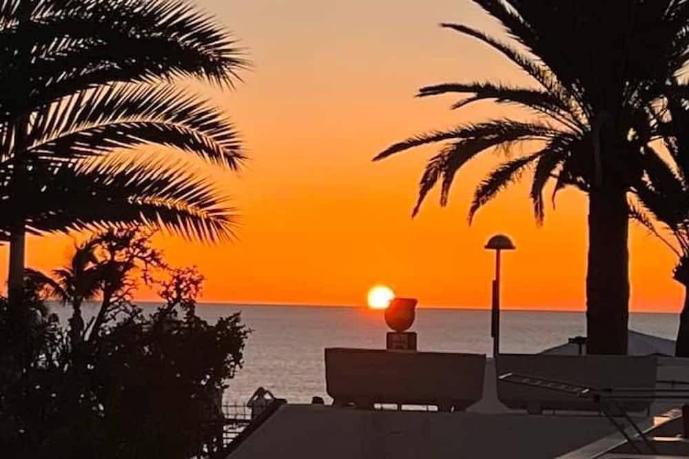 Entire apartment, Apartment by the Beach. Few steps for access- Vv license in Playa Puerto Colón, Adeje
