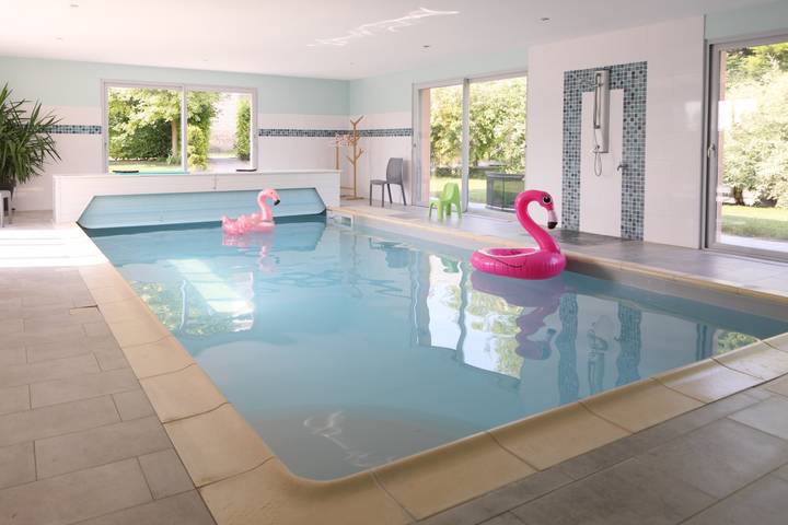Gîte pour 15 personnes, avec Terrasse ainsi que Jardin et Piscine