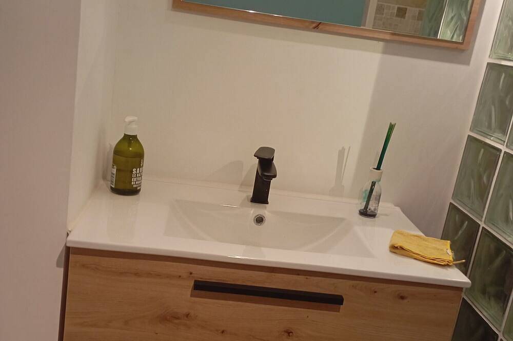 Entire apartment, Studio \"Villa Loriol du Comtat\" with Shared Pool and Private Terrace in Loriol-du-Comtat, Vaucluse