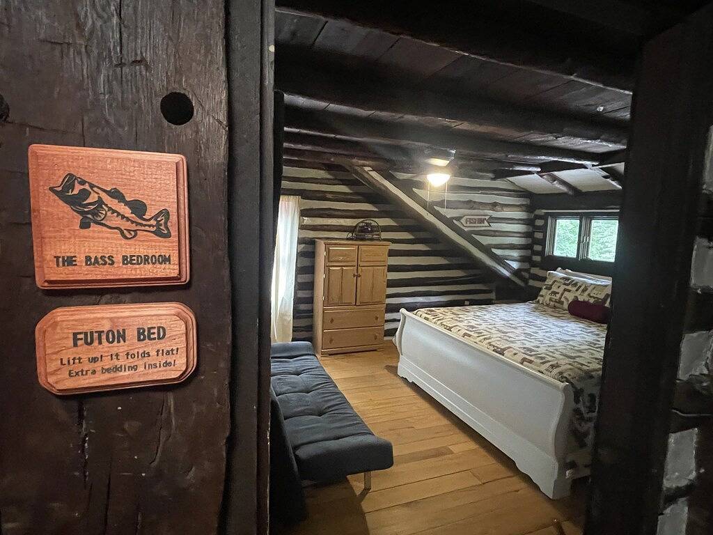 Ski Pine Knob! Ice skating on Walters lake! Indoor fireplace! Wifi! Pool Table! in Oakland County