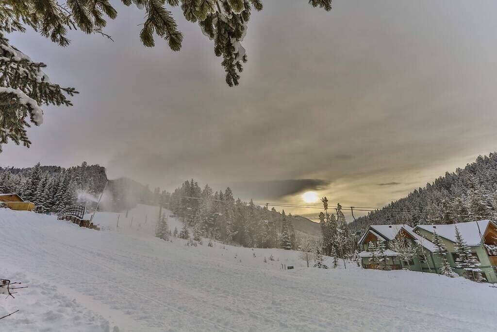Ski In-Out / King Bed / Near Hot Tub / Fireplace in Panorama