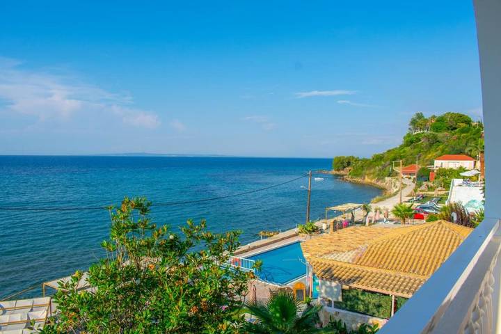 Apartahotel para 2 personas, con piscina para niños y piscina además de jardín y vistas en Grecia