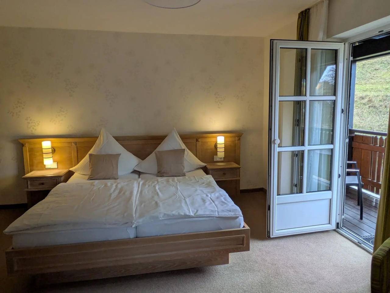 Komfort-Doppelzimmer Typ D mit Balkon, Bergblick und Gemeinschaftsterrasse in Medebach, die Mittelgebirge