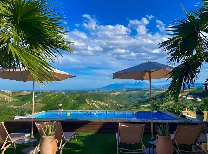 B&b per 2 persone, con panorama e giardino nonché piscina in Provincia di Teramo