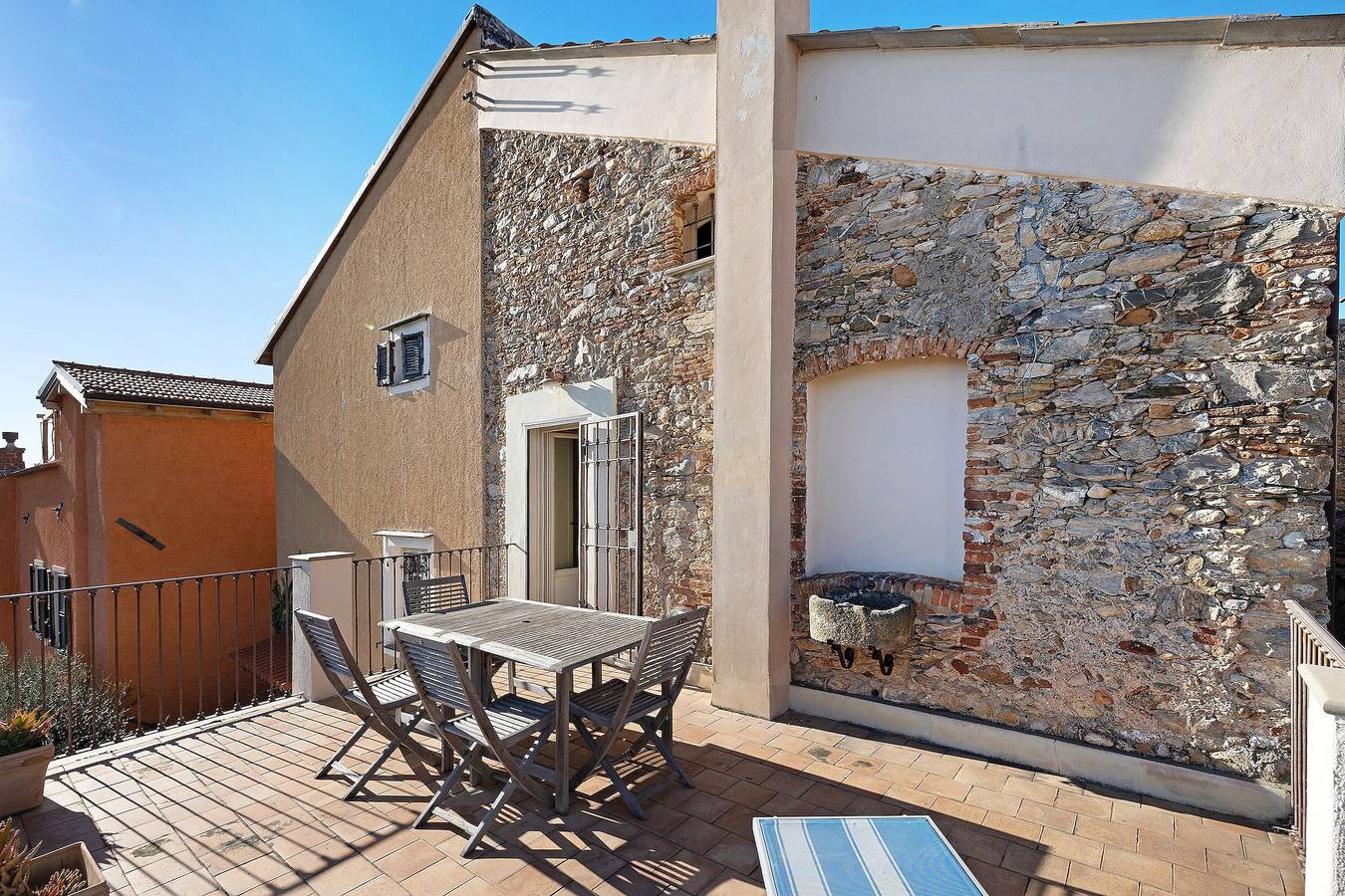 Entire apartment, Apartment "Residenza Stoechas" with Sea View, Wi-Fi, Garden & Terrace in Campochiesa, Albenga