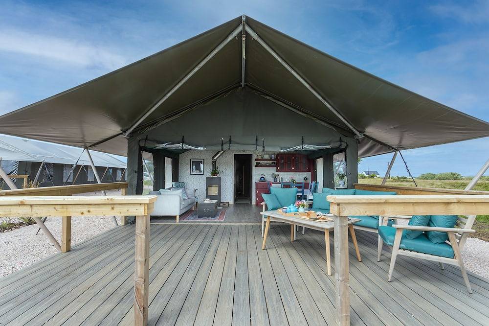 Wild Atlantic Way Connemara luxury safari-tent glamping with outdoor hot bath. in Connemara