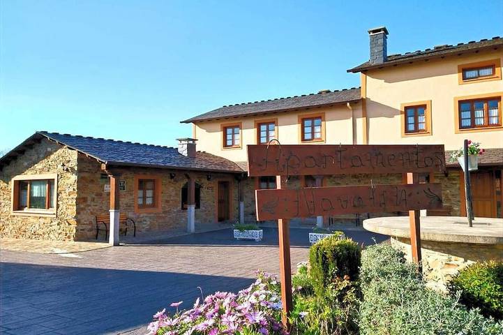 Ferienwohnung für 4 Personen, mit Garten und Balkon sowie Pool, mit Haustier - 1