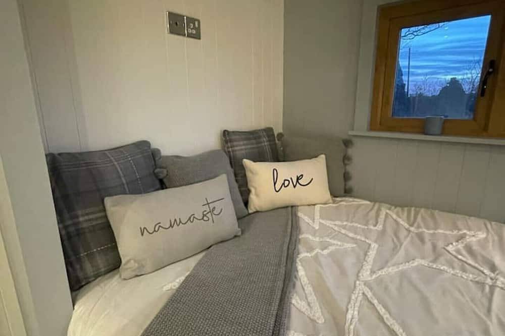 Warm, cosy Shepherds Hut near coastal path! in Goodwick, Pembrokeshire