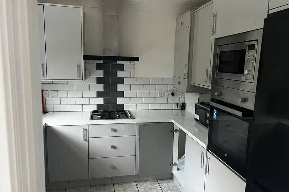 Exciting 4 Bedroom Bungalow in Greater London Sleeps 6 in Havering, London
