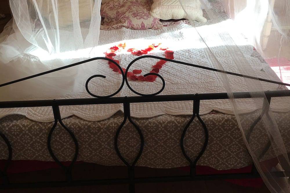 Eine romantische Hütte in einem herrlichen Garten in Barjols, Brignoles Region