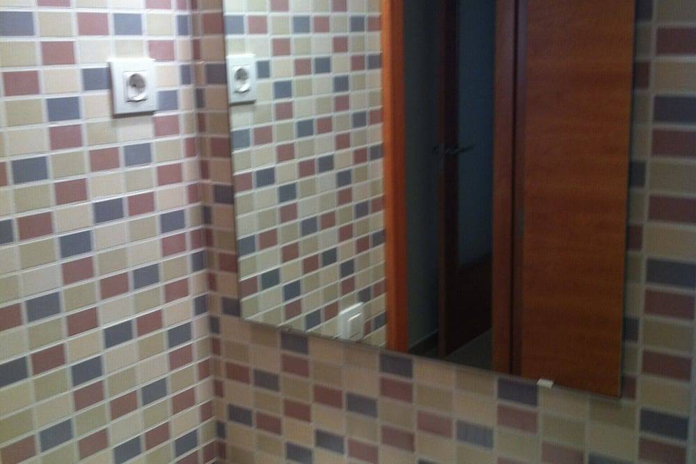 Entire apartment, Apartment in St Feliu de Guíxols, wifi, pool, large terrace in Sant Feliu de Guíxols, Costa Brava