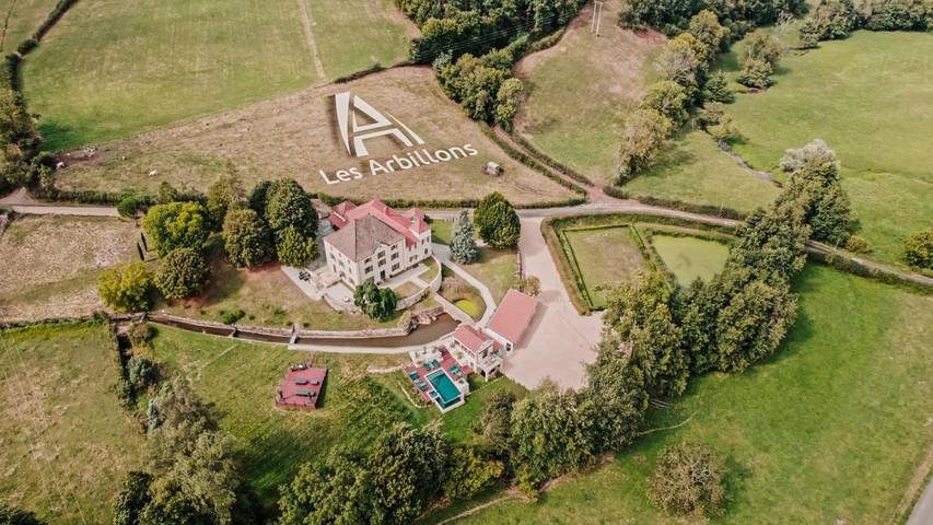 Location de vacances pour 4 personnes, avec piscine ainsi que vue et jardin à Bourgvilain