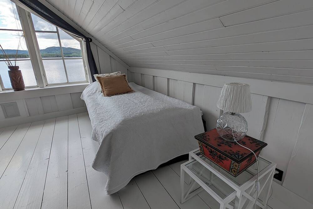 Mysig stuga med härlig utsikt över sjö och berg. Husdjurs vänligt! in Hudiksvall, Hälsingland