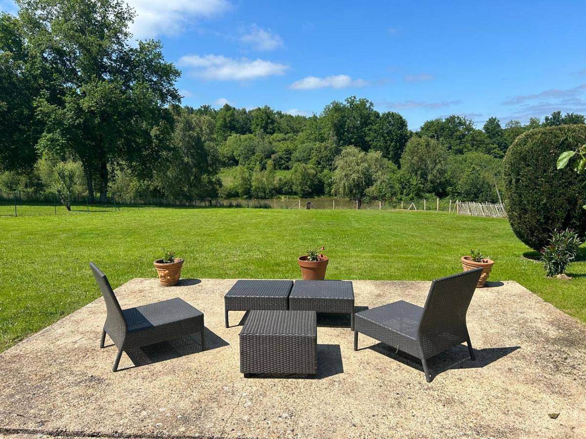 Gîte avec piscine et étang Sarrazac Dordogne in Sarrazac, Périgord Vert