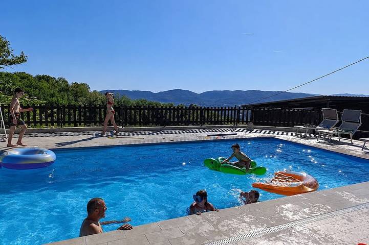 Ferienwohnung für 5 Personen, mit Garten und Balkon sowie Pool