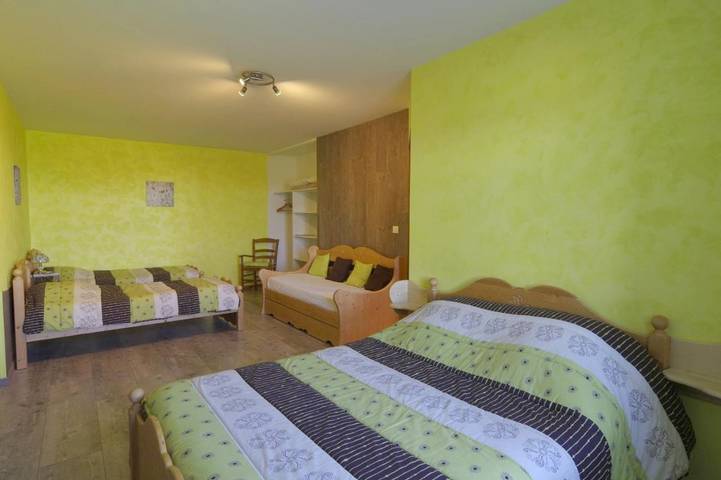 Chambre d’hôte pour 5 personnes, avec vue et piscine ainsi que jardin et terrasse dans le Cantal - 3