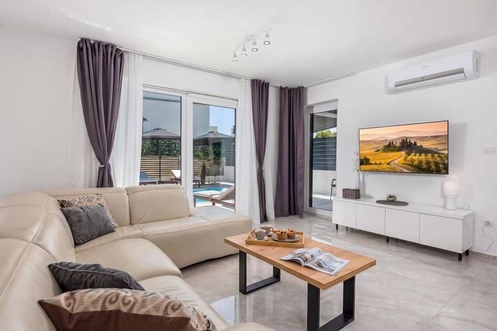 Modern Holiday House Jadranka With Pool in Beach Sveti Fuska, Pinezici