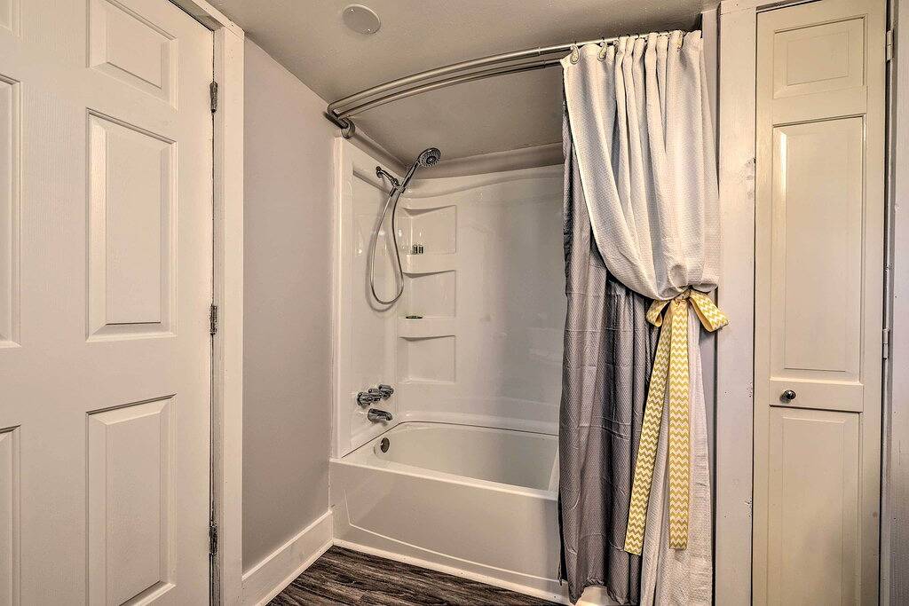 Neu! Blue Ridge Mtn Home mit Veranda ~ 6 Mi nach Lenoir! in Caldwell County