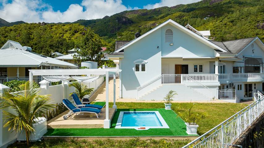 Vacation rental for 2 people, with pool and yard as well as ocean view, with pets in Seychelles