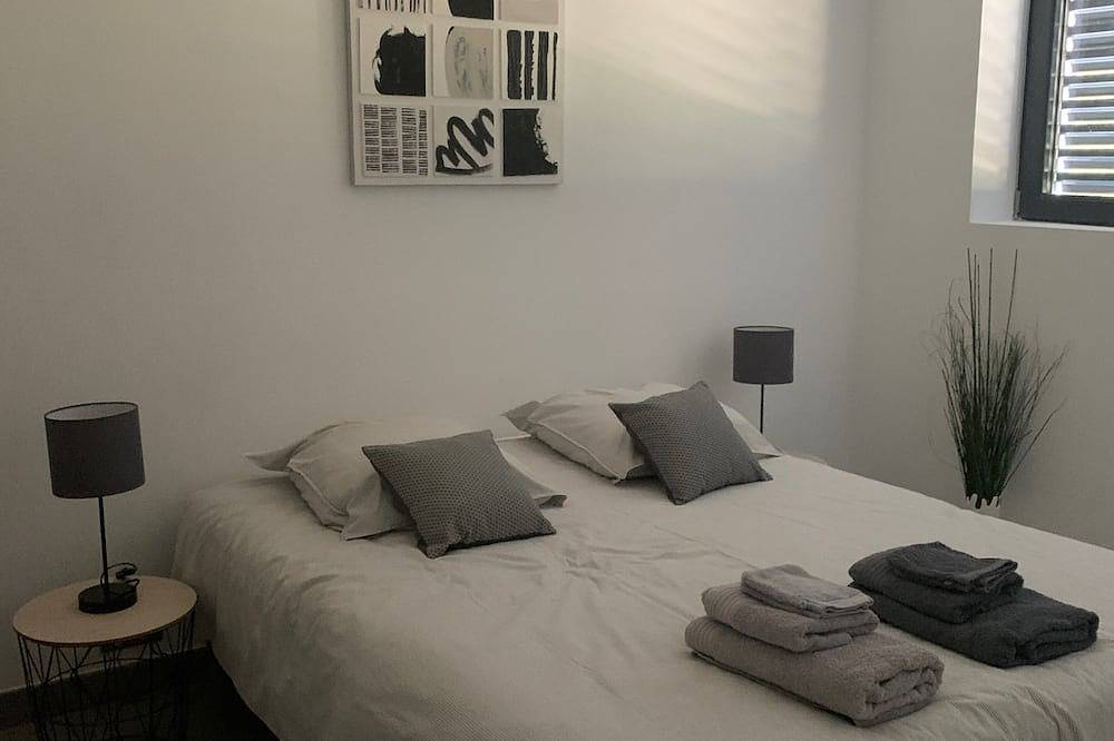 Reillanne architect-designed house for 10 people with magnificent view and swimming pool. in Reillanne, Regionaler Naturpark Luberon