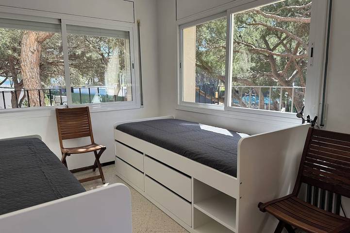Apartamento entero, 30 m from the beach, overlooking the harbor, apartment with a beautiful balcony and Wi-Fi in Platja d'Aro, Costa Brava
