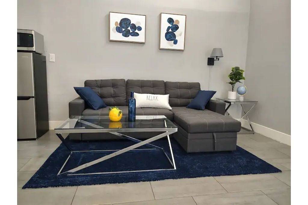 Elegant 1 Bedroom Guesthouse w/  Living Room and Kitchen. in Las Vegas, Nevada