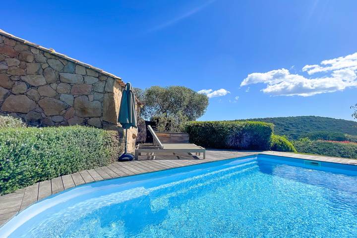 Villa pour 2 personnes, avec piscine ainsi que jardin et terrasse, adapté aux familles à Porto-Vecchio