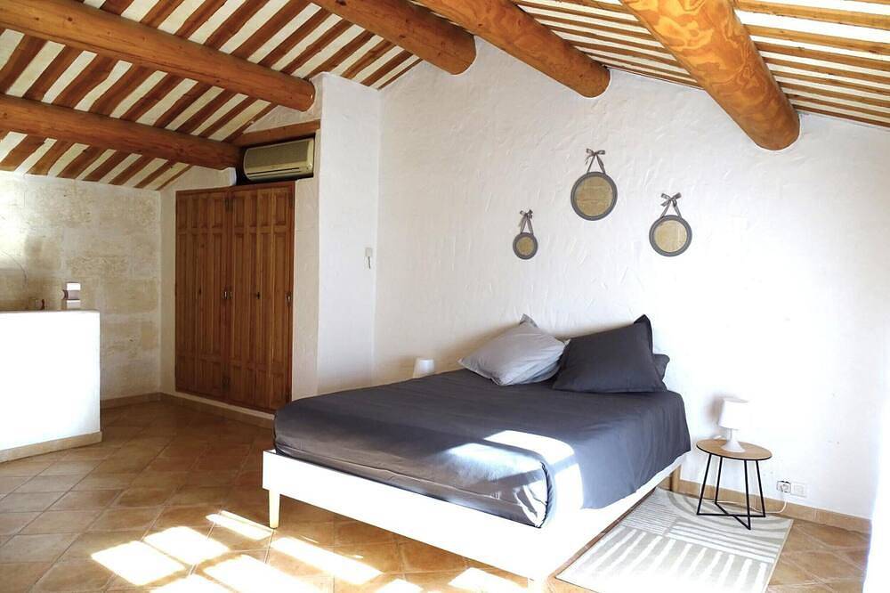 Gîte 'Le Gite Au Coin Du Feu' with Private Terrace, Wi-Fi and Air Conditioning in Cabannes, Arles region