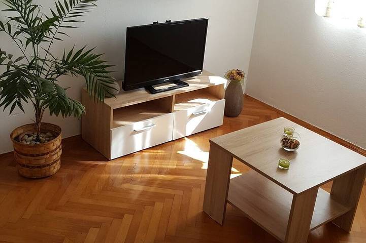 Ganze Wohnung, 2-Zimmer-Ferienwohnung mit Terrasse und Meerblick Posedarje, Novigrad in Novigradsko More, Zadar