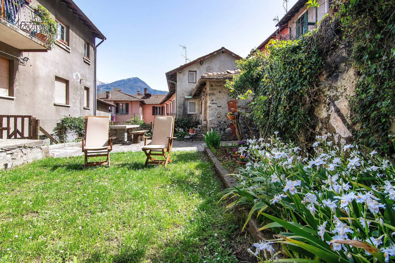Appartamento intero, Appartamento di vacanza "Dongo Garden" con giardino privato e Wi-Fi in Dongo, Lago di Como