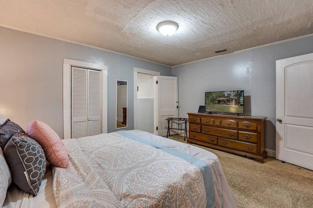 Dogs Give us 5 Stars! Rustic Home, Huge Woodsy & Fenced Yard, Firepit, Close to Dining/Shops in Clay County (FL)