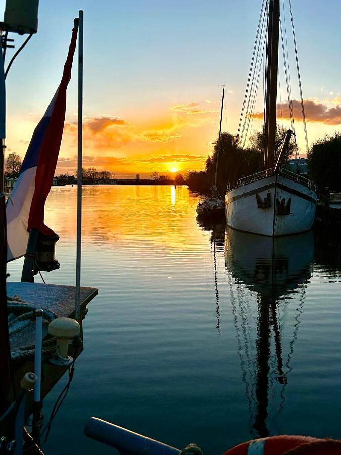 Boot voor 2 personen, with tuin and terras as well as uitzicht and uitzicht op het meer in Weesp